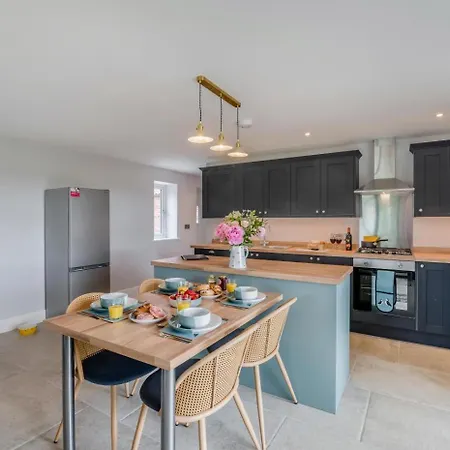 2 Bed In Marishes Oc-l32535